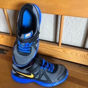 Youth size 2.5 Nike shoes